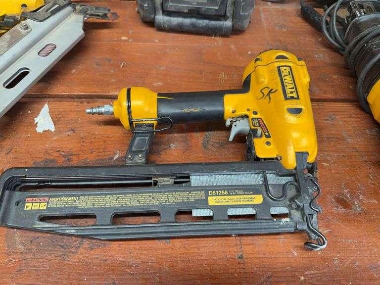 Dewalt D51256 2 1/2” 16 GA Finish nailer image