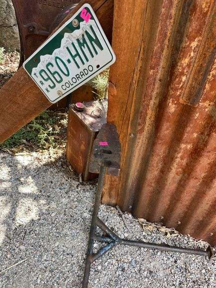 Small metal stand, and license plate image
