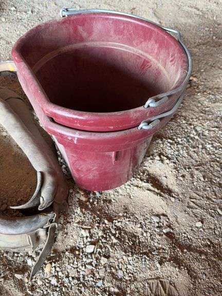 Feed buckets image