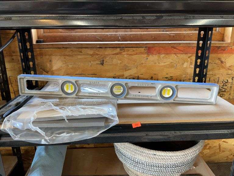 Contents of second shelf. level and foam pads image