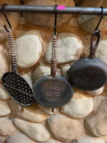 Cast-iron pan and waffle maker image
