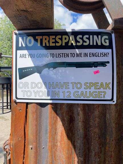 Metal no trespassing sign image