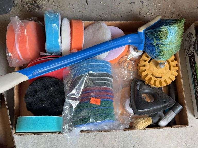 Sponges and cleaning pads image