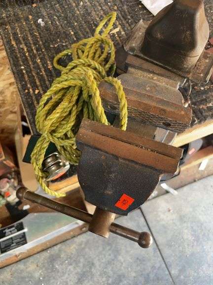 Swivel base 4 inch bench base and rope with pulley image