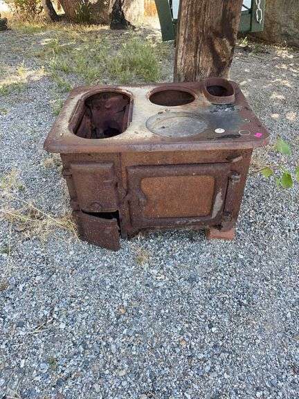 Antique stove yard art image