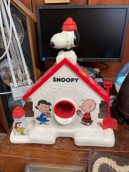 Clutter Snoopy Snow cone machine image