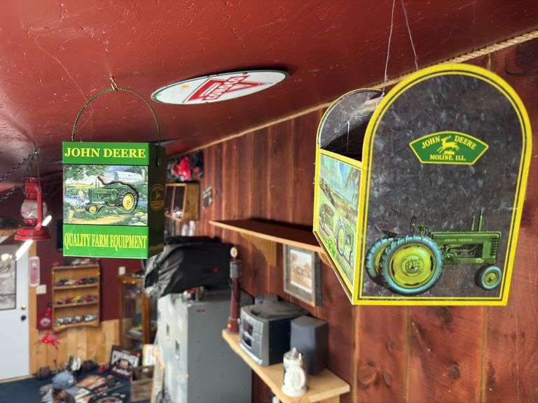 John Deere pales image