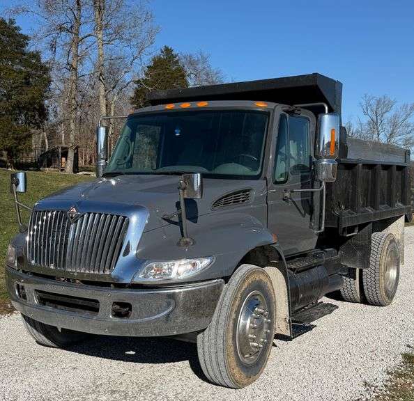 2004  International  4400 International 4400 Dump Truck image