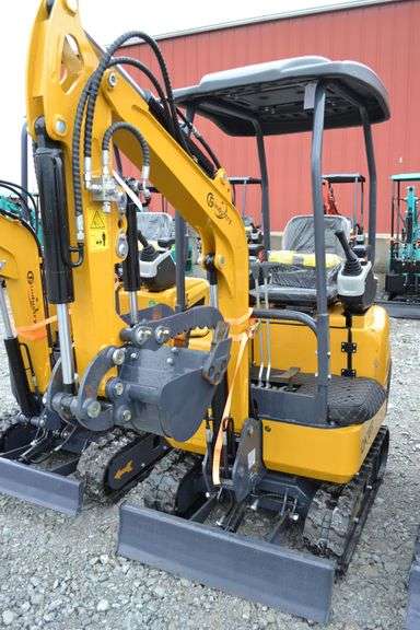QK18R Mini Excavator image
