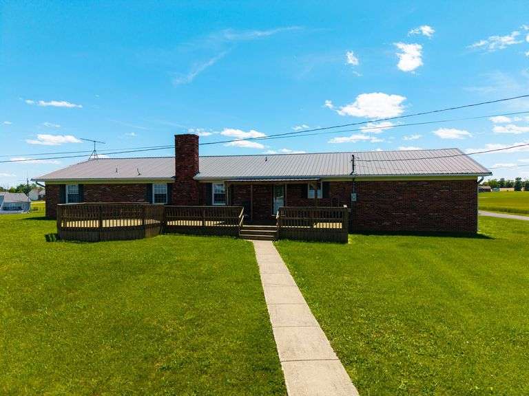 11324 Rineyville Road • Vine Grove, KY TWO HOMES • FINISHED METAL BUILDING (BARNDOMINIUM) • 70'x40' BARN • 9± ACRES