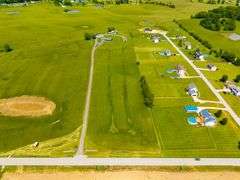 11324 Rineyville Road • Vine Grove, KY TWO HOMES • FINISHED METAL BUILDING (BARNDOMINIUM) • 70'x40' BARN • 9± ACRES