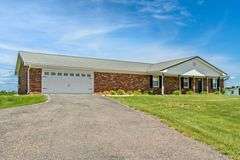 11324 Rineyville Road • Vine Grove, KY TWO HOMES • FINISHED METAL BUILDING (BARNDOMINIUM) • 70'x40' BARN • 9± ACRES