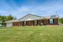 11324 Rineyville Road • Vine Grove, KY TWO HOMES • FINISHED METAL BUILDING (BARNDOMINIUM) • 70'x40' BARN • 9± ACRES