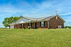 11324 Rineyville Road • Vine Grove, KY TWO HOMES • FINISHED METAL BUILDING (BARNDOMINIUM) • 70'x40' BARN • 9± ACRES