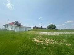 11324 Rineyville Road • Vine Grove, KY TWO HOMES • FINISHED METAL BUILDING (BARNDOMINIUM) • 70'x40' BARN • 9± ACRES