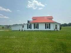11324 Rineyville Road • Vine Grove, KY TWO HOMES • FINISHED METAL BUILDING (BARNDOMINIUM) • 70'x40' BARN • 9± ACRES