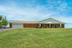11324 Rineyville Road • Vine Grove, KY TWO HOMES • FINISHED METAL BUILDING (BARNDOMINIUM) • 70'x40' BARN • 9± ACRES