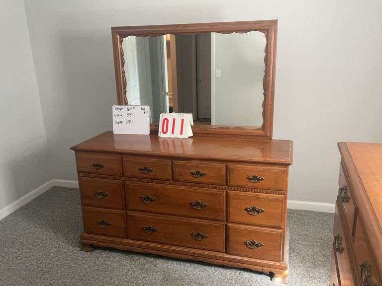 Bedroom dressers with mirror image