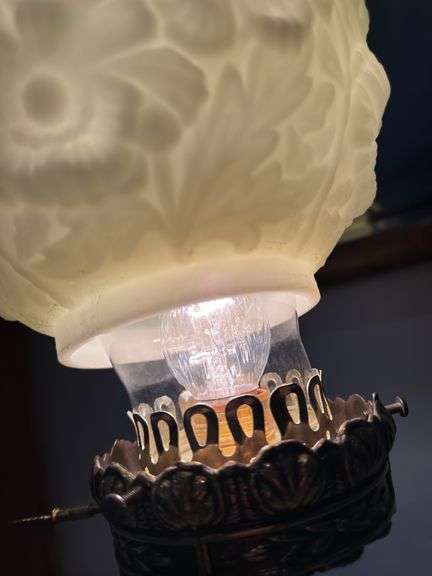 Fenton satin custard Gone With The Wind lamp. 23" tall GWTW