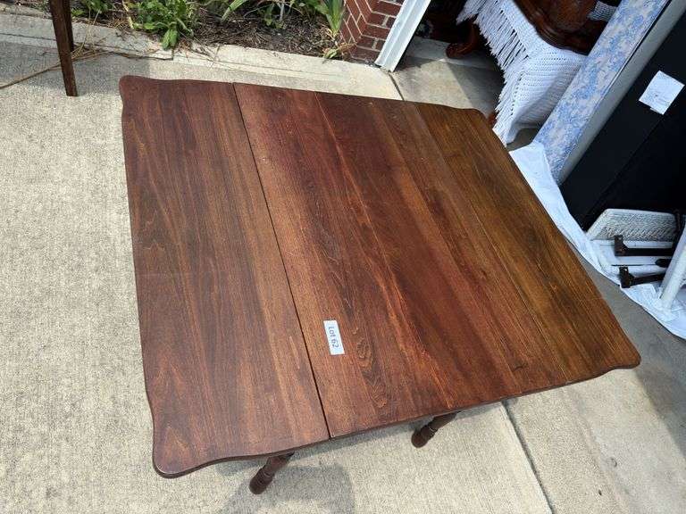Drop leaf table