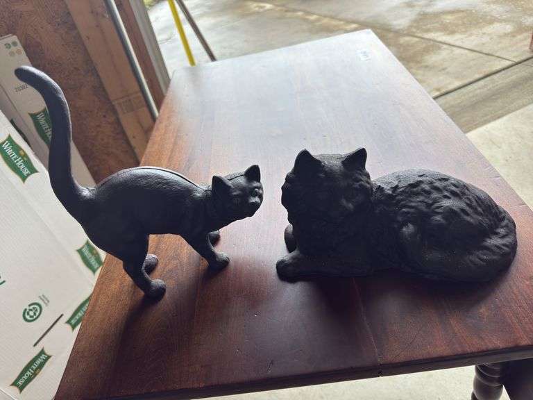 2 cast iron cats