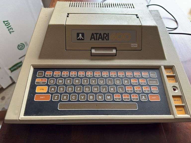 Atari 400. Missing power supply. Not tested