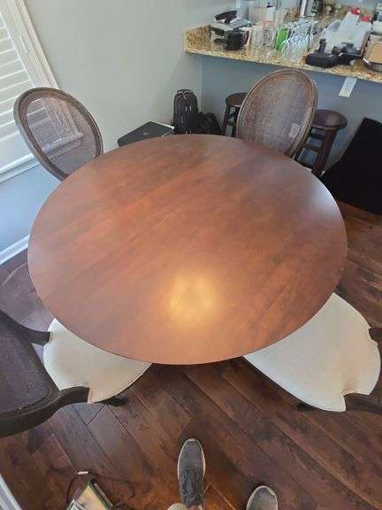 Dining room table with 4 chairs 1 leaf