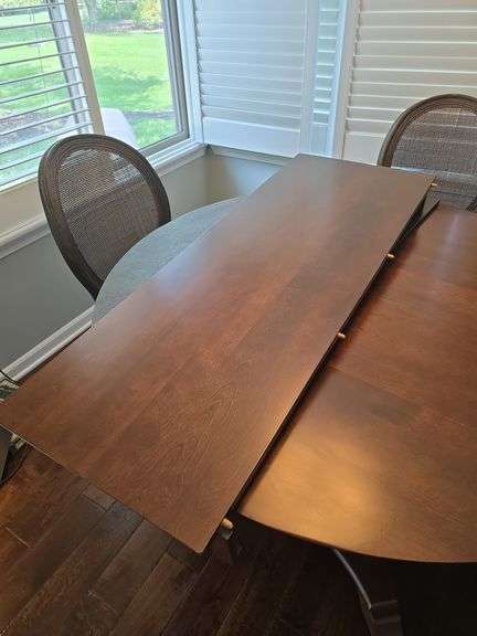 Dining room table with 4 chairs 1 leaf