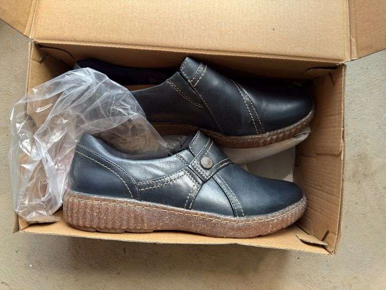 Large lot of women’s shoes. Most look like barely or never worn, size 8