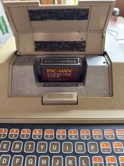 Atari 400. Missing power supply. Not tested
