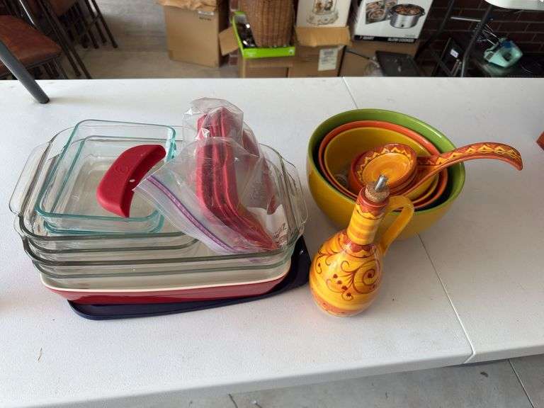 Bakeware and kitchen items