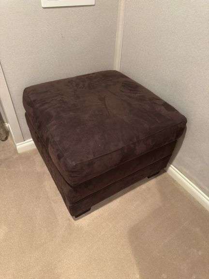 Reconfigurable modular couch