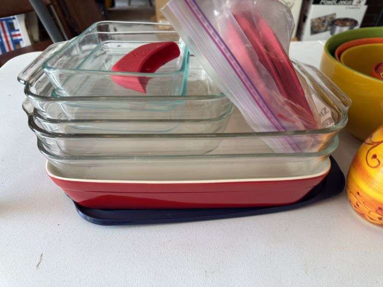 Bakeware and kitchen items
