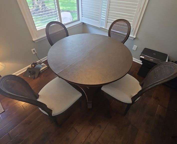 Dining room table with 4 chairs 1 leaf