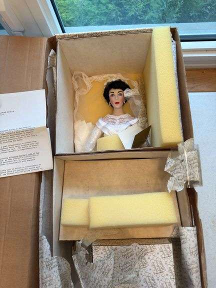 Elizabeth Taylor and Grace Kelly as shown