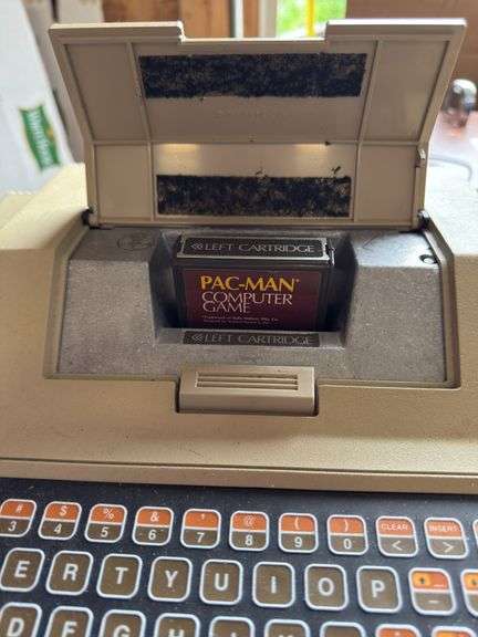 Atari 400. Missing power supply. Not tested