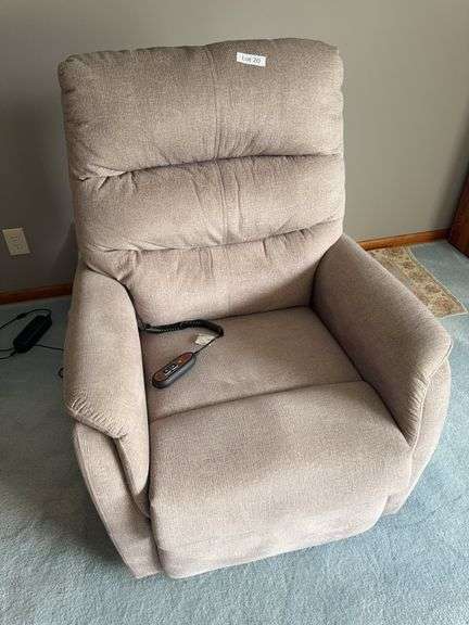 Lift chair recliner. Appears to be in very good condition. Tested and worked