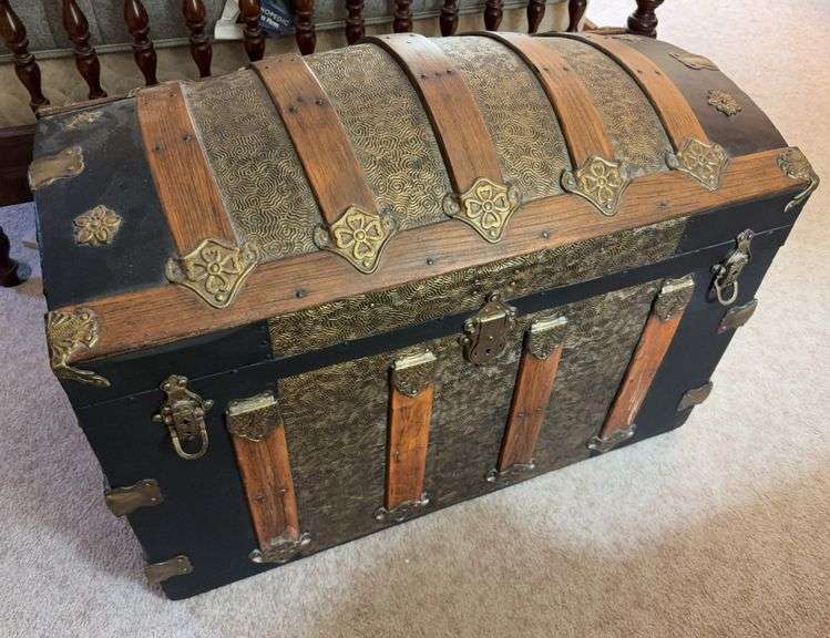 Antique Saratoga Humpback steamer travel trunk. Late 1800s