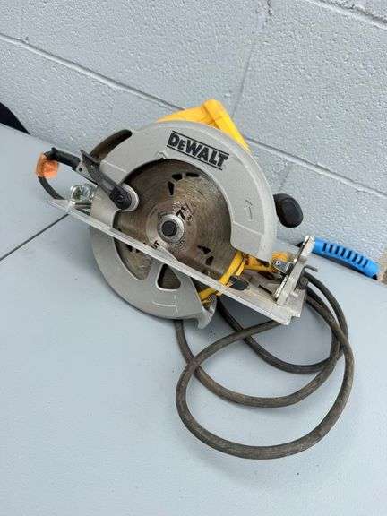 DeWalt DWE575 7-1/4" Circular Saw image
