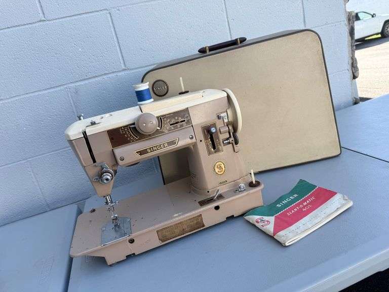 Singer Slant-O-Matic 401A Sewing Machine - A Classic for Creative Stitchers image