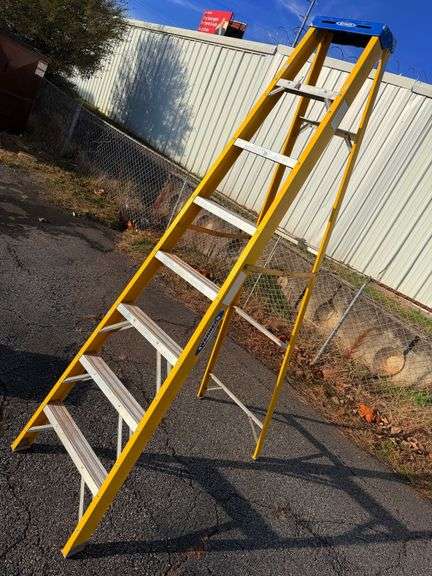 Werner 8' Fiberglass Stepladder image