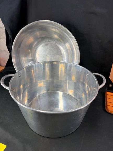 Two-Piece Aluminum Set: Something for Every Culinary Endeavor image