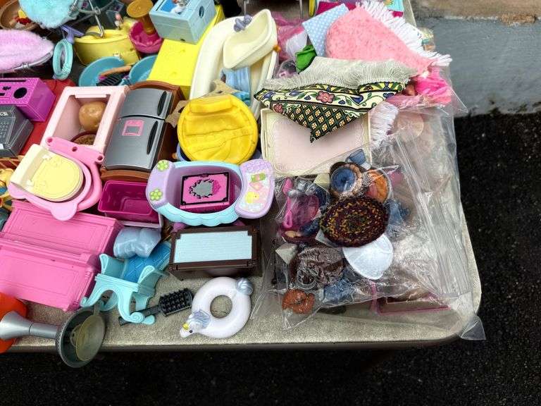 Mixed Lot of Dollhouse Furniture and Accessories