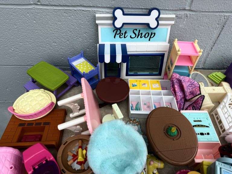 Mixed Lot of Dollhouse Furniture and Accessories