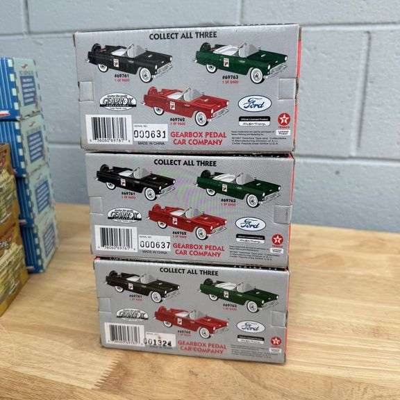 Gearbox Collectibles Diecast Car Lot - 1957 Chevy Bel Air & 2003 Nashville Corvette