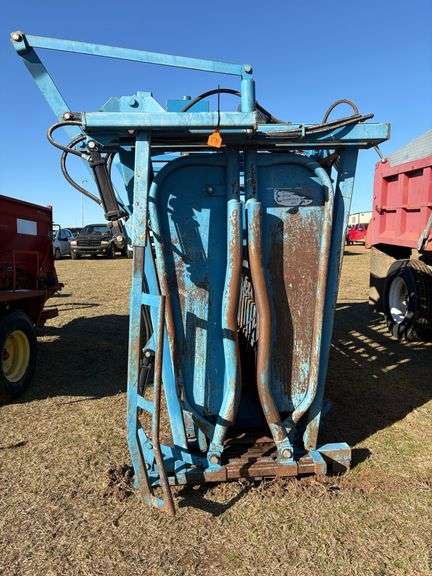Cattleac Cattle Hydraulic Blue Squeeze Chute