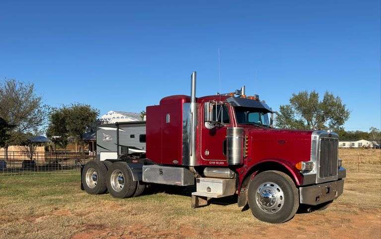 2000 379 Peterbilt Semi Truck image