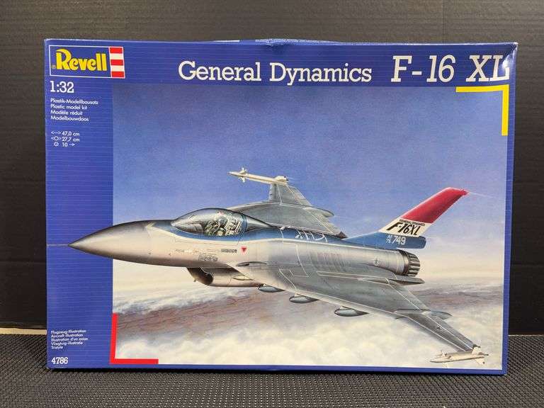 Revell General Dynamics F-16 XL 1:32 Model Kit image