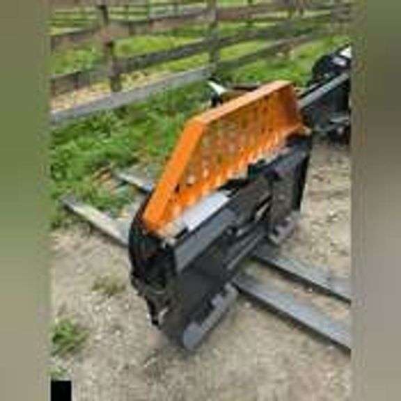 Wolverine Skid Steer Hydraulic Adjustable Pallet Fork