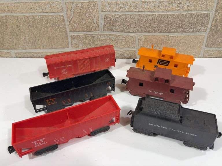 6 - Marx Rolling Stock; Baltimore & Ohio B&O #467110 Boxcar, (2) LV #21913 Hopper Cars (one red, one black), Southern Pacific Lines Tender, NYC Caboose, Pacemaker Caboose image